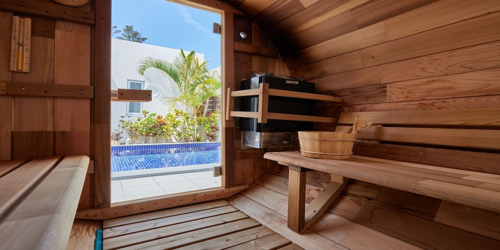 THE POOL & SAUNA VILLA MOTOBU 那覇