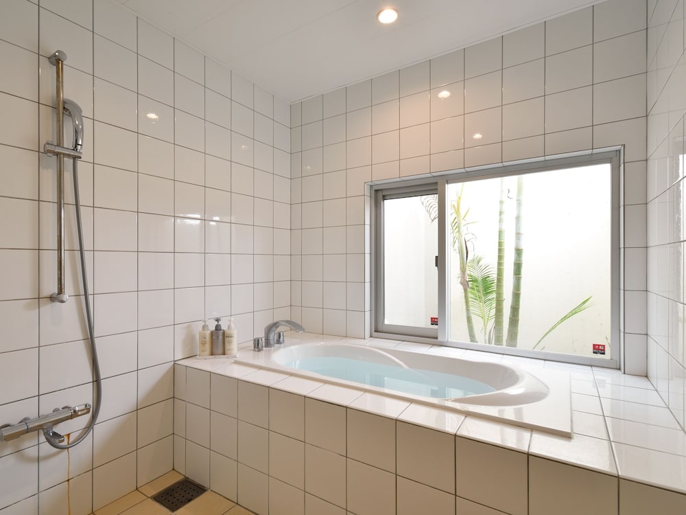 THE POOL & SAUNA VILLA MOTOBU 那覇