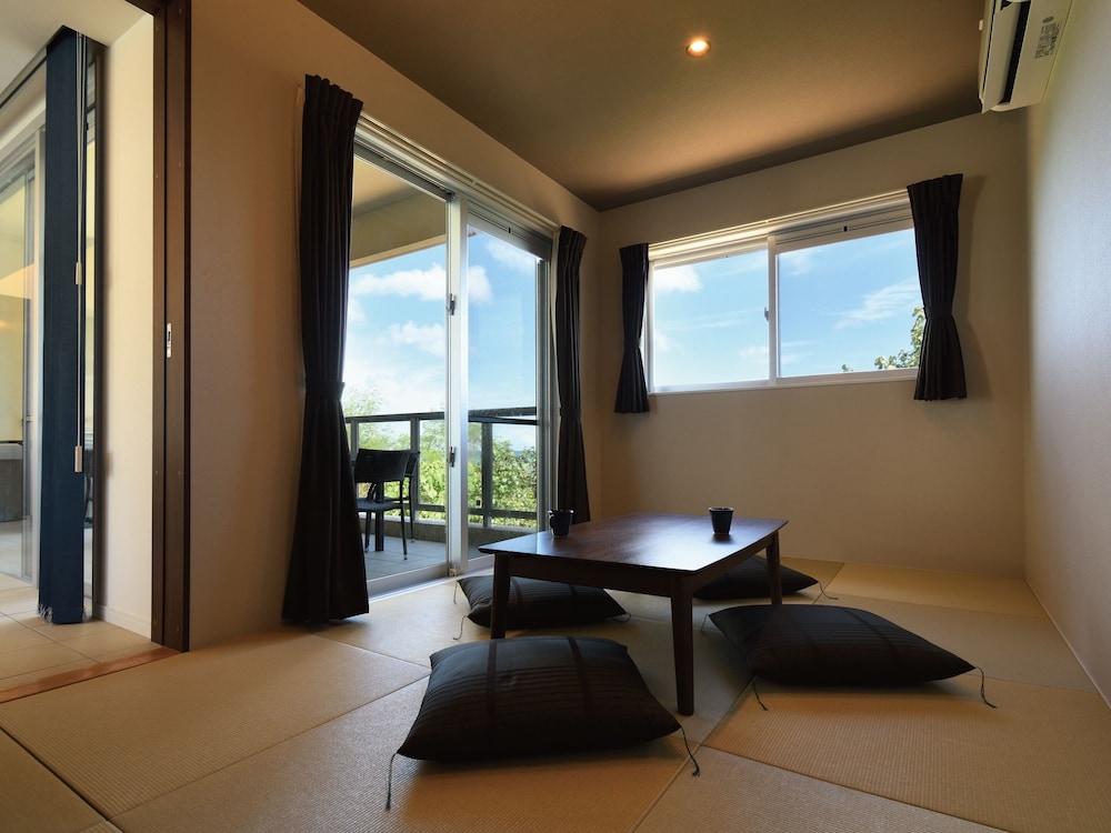 THE POOL & SAUNA VILLA MOTOBU 那覇