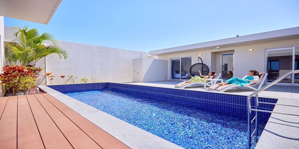 THE POOL & SAUNA VILLA MOTOBU 那覇