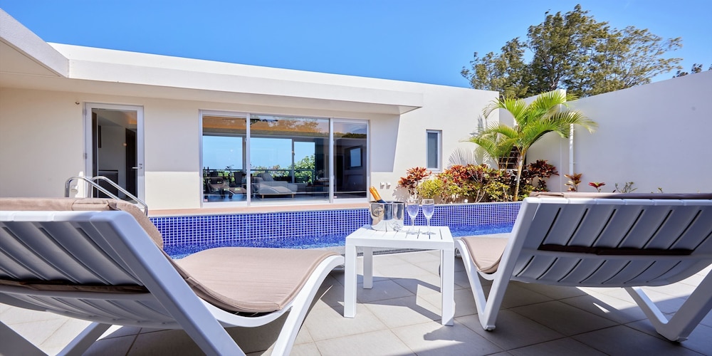 THE POOL & SAUNA VILLA MOTOBU 那覇
