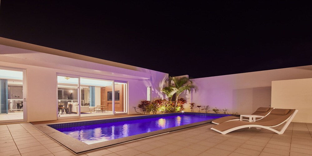 THE POOL & SAUNA VILLA MOTOBU 那覇