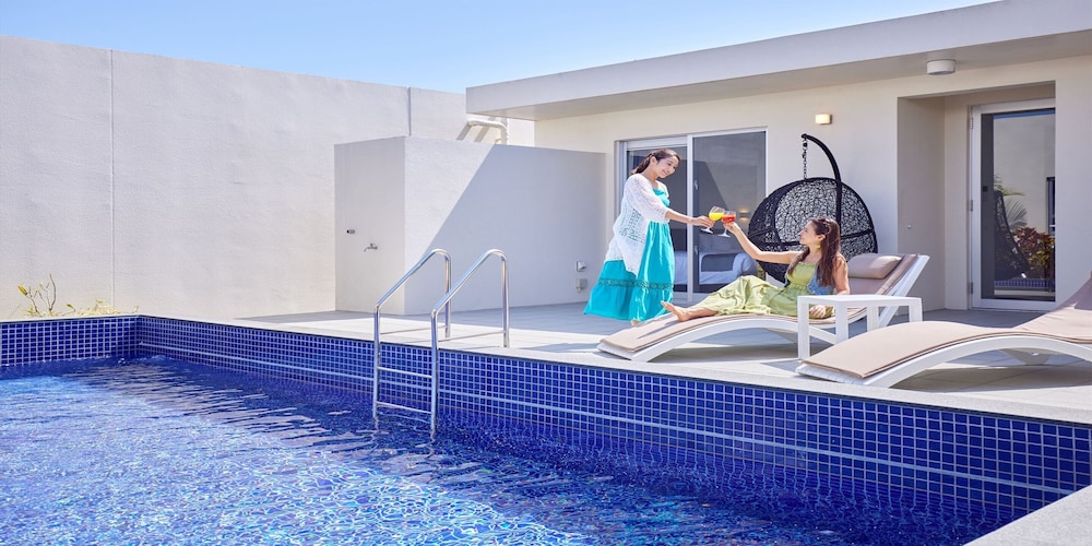 THE POOL & SAUNA VILLA MOTOBU 那覇