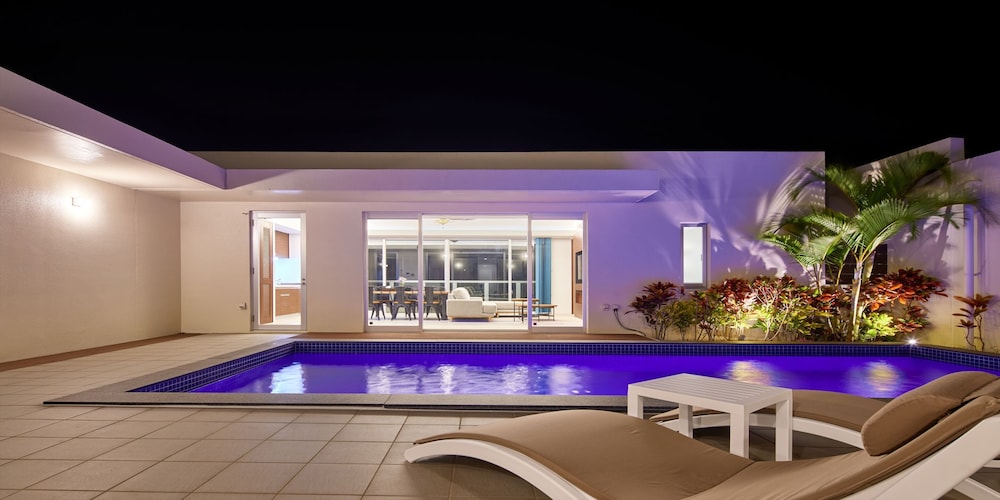 THE POOL & SAUNA VILLA MOTOBU 那覇