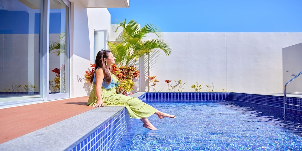 THE POOL & SAUNA VILLA MOTOBU 那覇