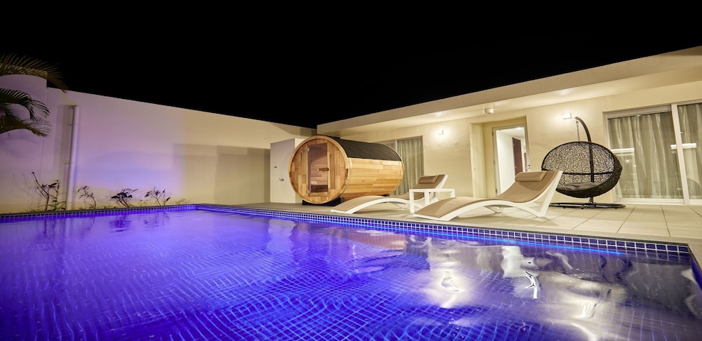 THE POOL & SAUNA VILLA MOTOBU 那覇