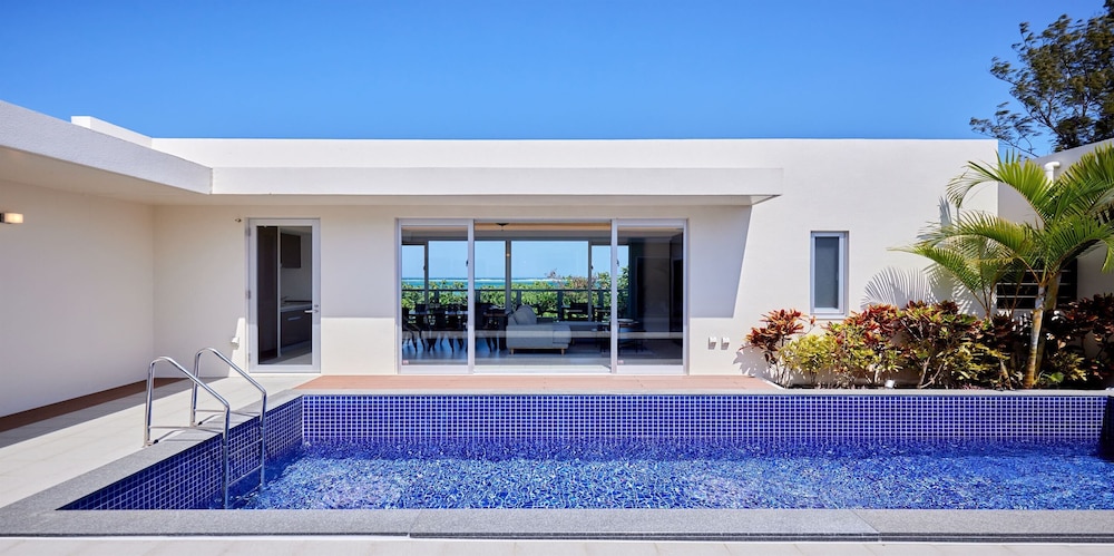 THE POOL & SAUNA VILLA MOTOBU 那覇