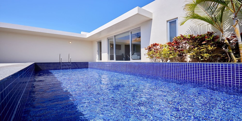 THE POOL & SAUNA VILLA MOTOBU 那覇