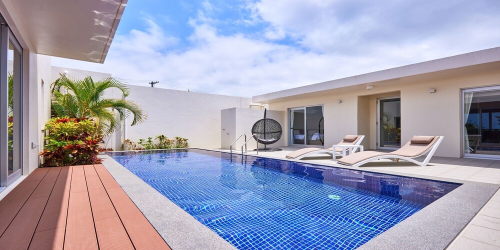 THE POOL & SAUNA VILLA MOTOBU 那覇