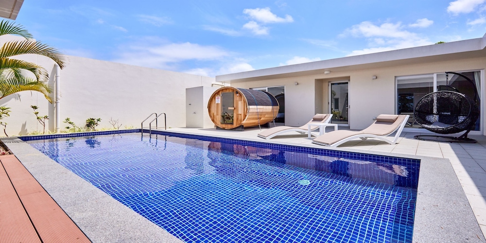 THE POOL & SAUNA VILLA MOTOBU 那覇