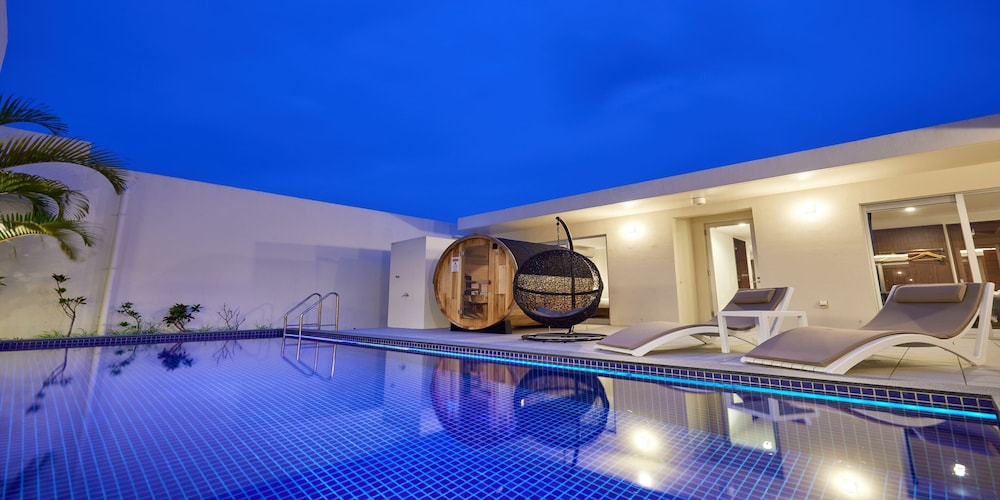 THE POOL & SAUNA VILLA MOTOBU 那覇