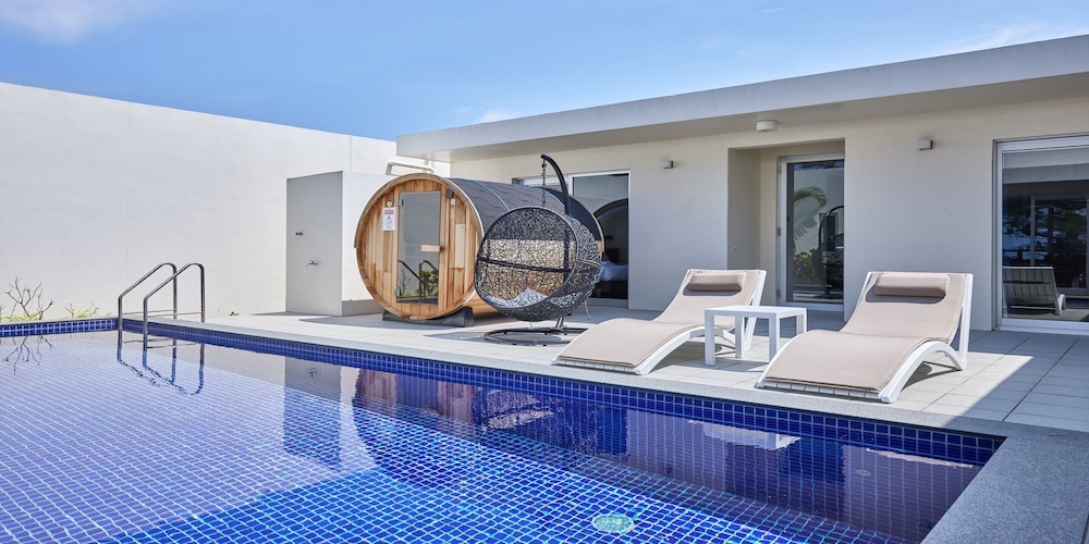 THE POOL & SAUNA VILLA MOTOBU 那覇