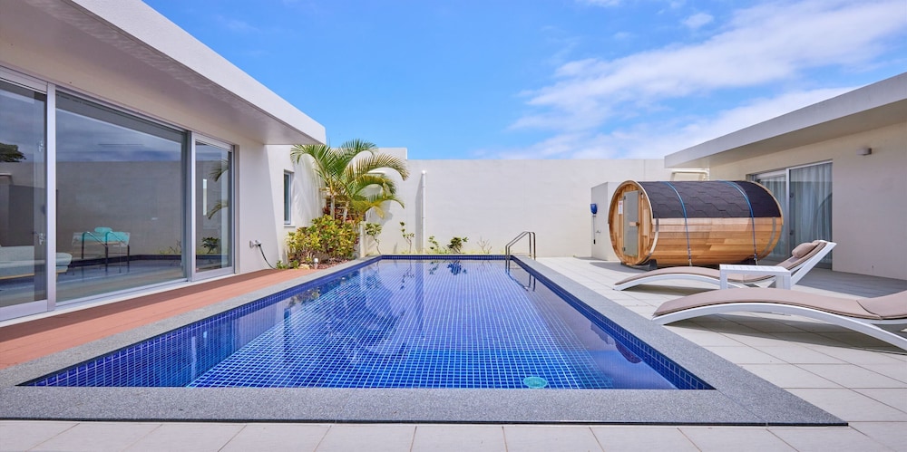 THE POOL & SAUNA VILLA MOTOBU 那覇