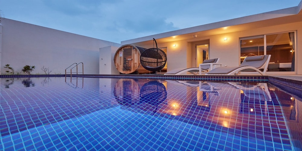 THE POOL & SAUNA VILLA MOTOBU 那覇