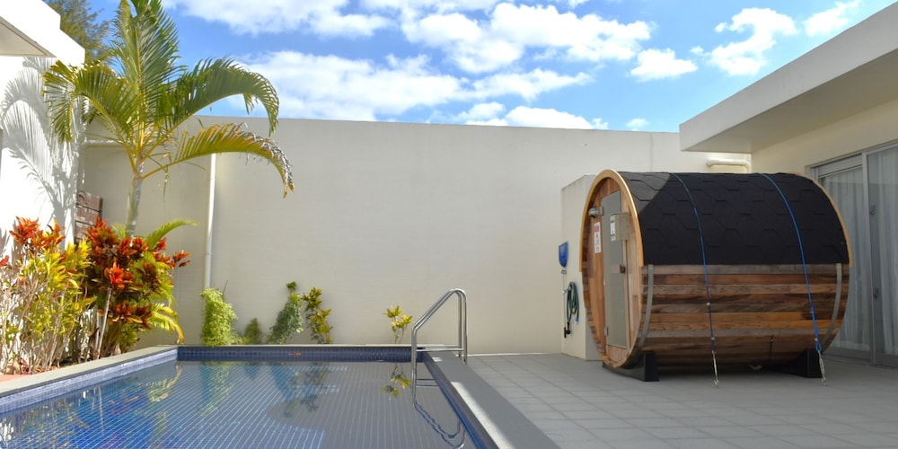THE POOL & SAUNA VILLA MOTOBU 那覇