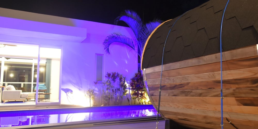 THE POOL & SAUNA VILLA MOTOBU 那覇