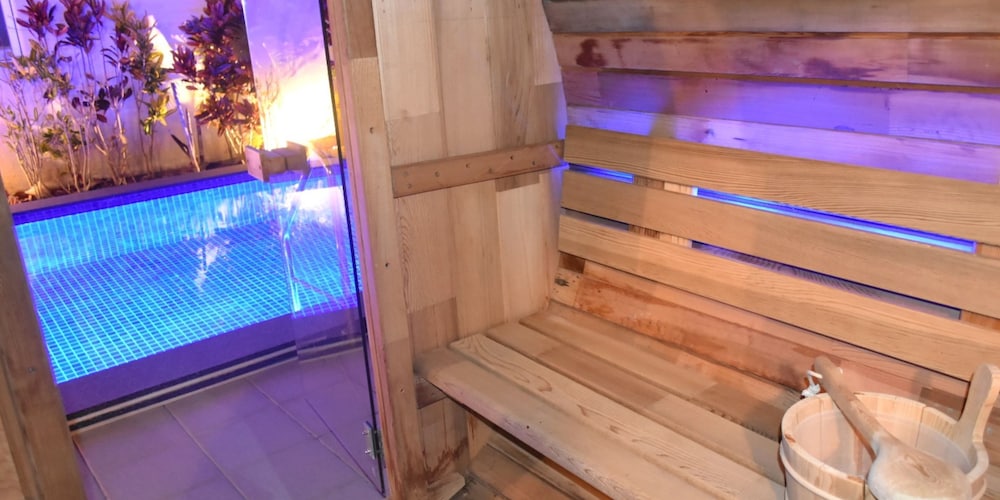 THE POOL & SAUNA VILLA MOTOBU 那覇