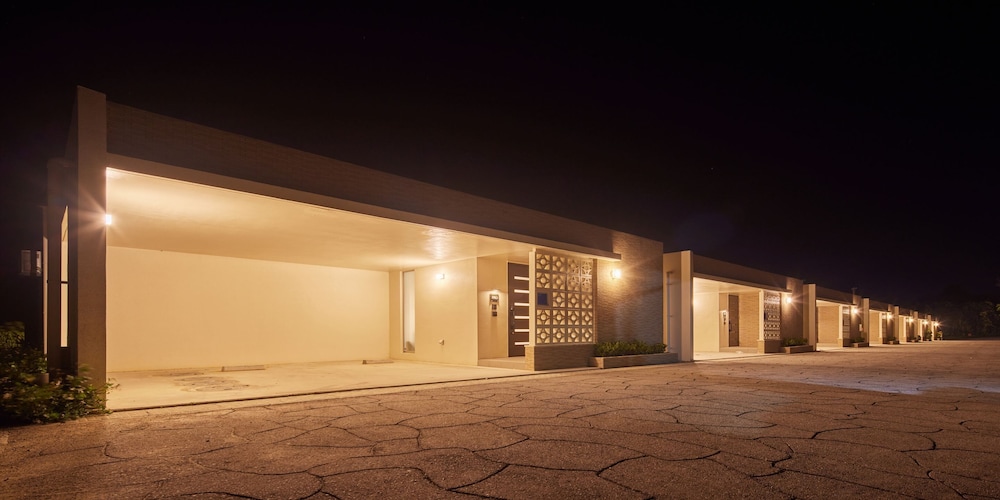 THE POOL & SAUNA VILLA MOTOBU 那覇