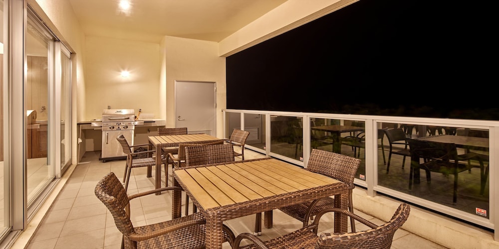 THE POOL & SAUNA VILLA MOTOBU 那覇