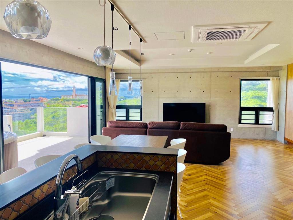 CONDOMINIUM 紅-BIN- 那覇