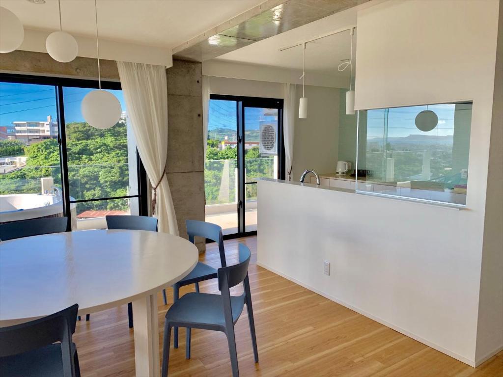 CONDOMINIUM 紅-BIN- 那覇