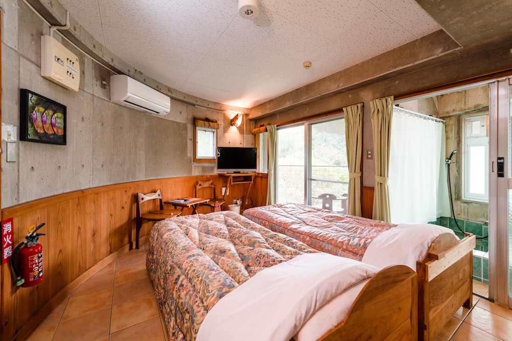 BUZZ RESORT 那覇