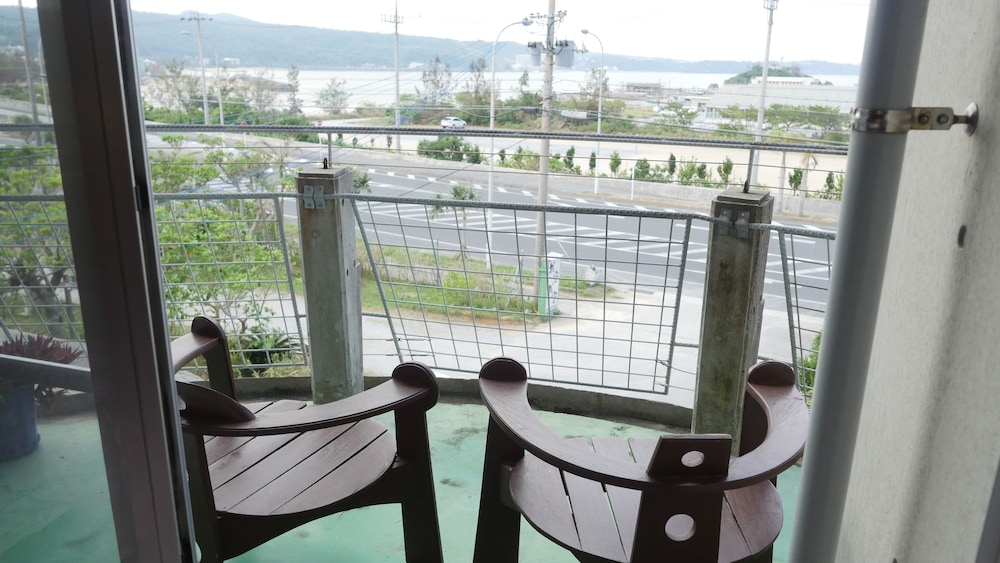 BUZZ RESORT 那覇