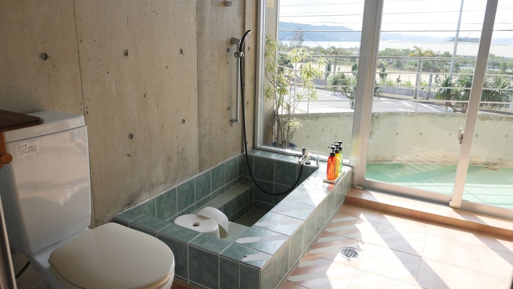 BUZZ RESORT 那覇