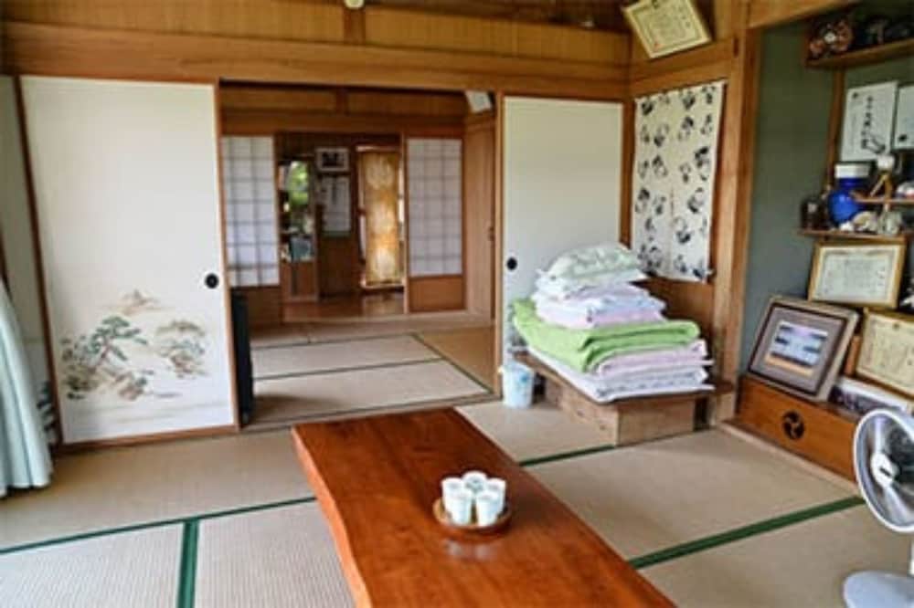 TAKAESU SAN'S HOME 那覇