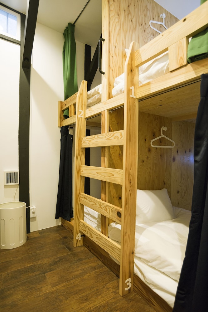 HOSTEL YUIGAHAMA + SOBA BAR 横浜
