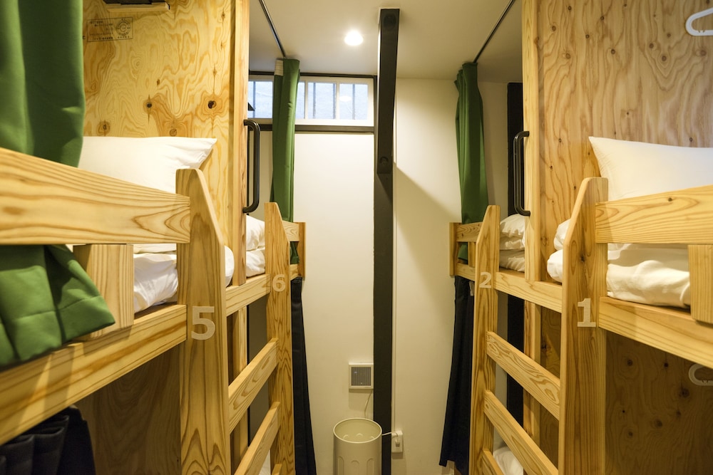 HOSTEL YUIGAHAMA + SOBA BAR 横浜