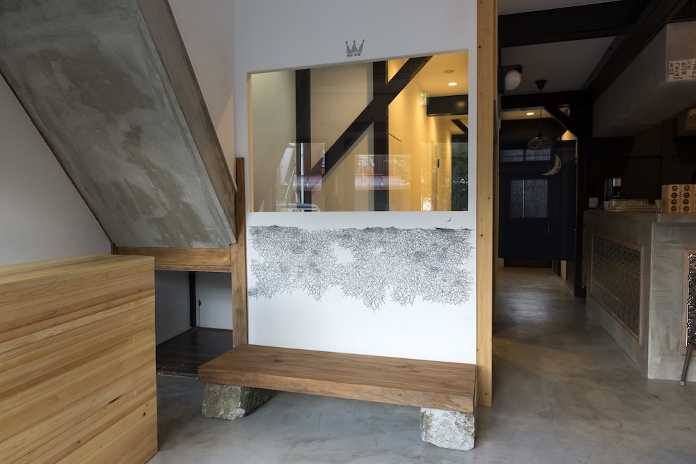 HOSTEL YUIGAHAMA + SOBA BAR 横浜