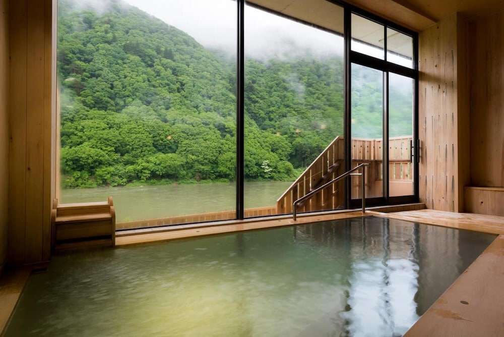 高見屋最上川別邸 紅 山形