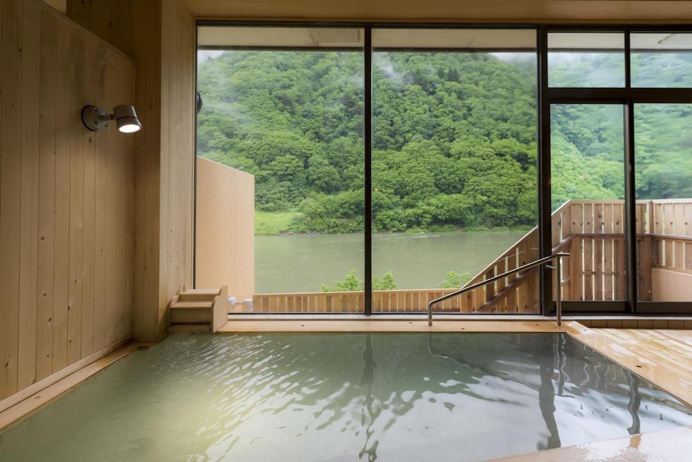 高見屋最上川別邸 紅 山形