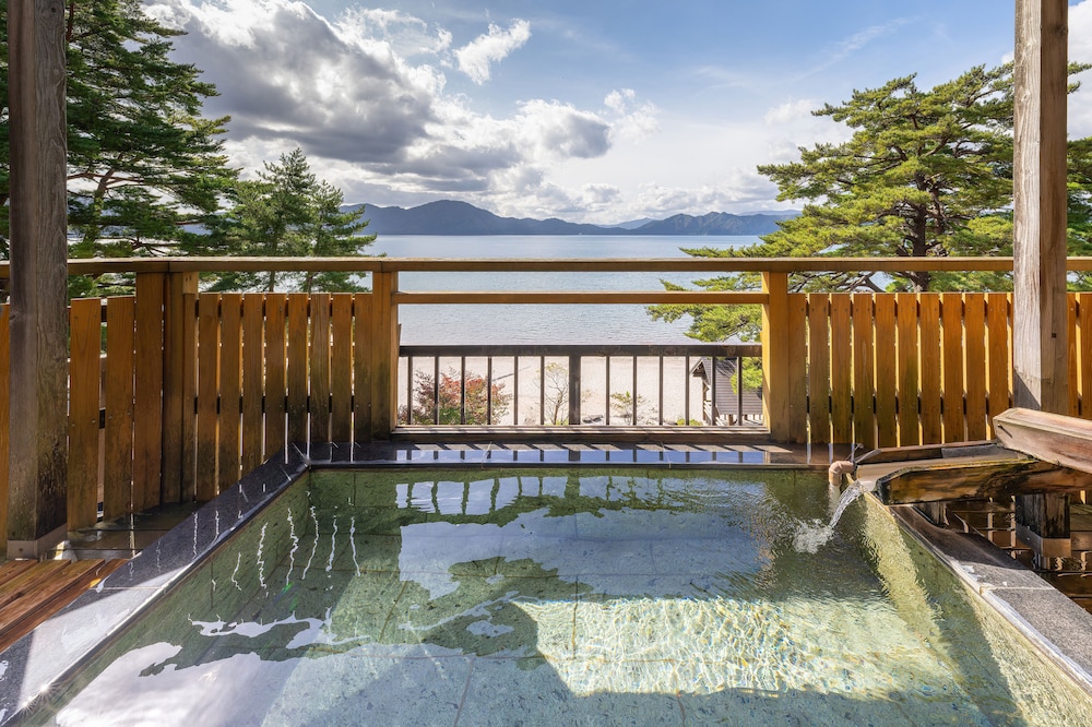 湖畔浪漫の宿かたくりの花 秋田