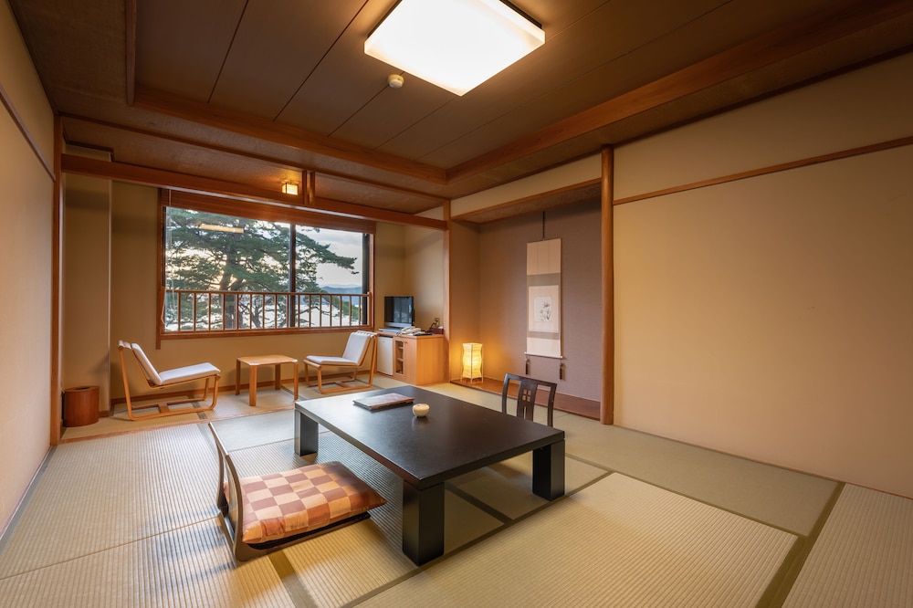 湖畔浪漫の宿かたくりの花 秋田