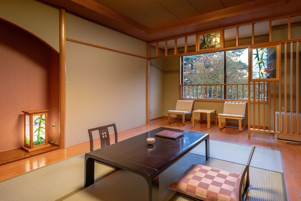 湖畔浪漫の宿かたくりの花 秋田