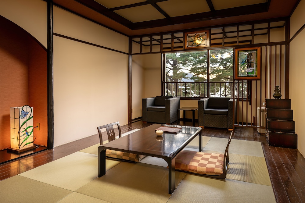 湖畔浪漫の宿かたくりの花 秋田