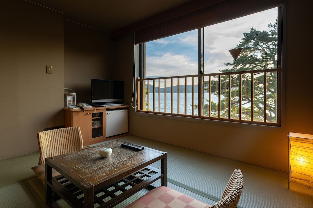 湖畔浪漫の宿かたくりの花 秋田