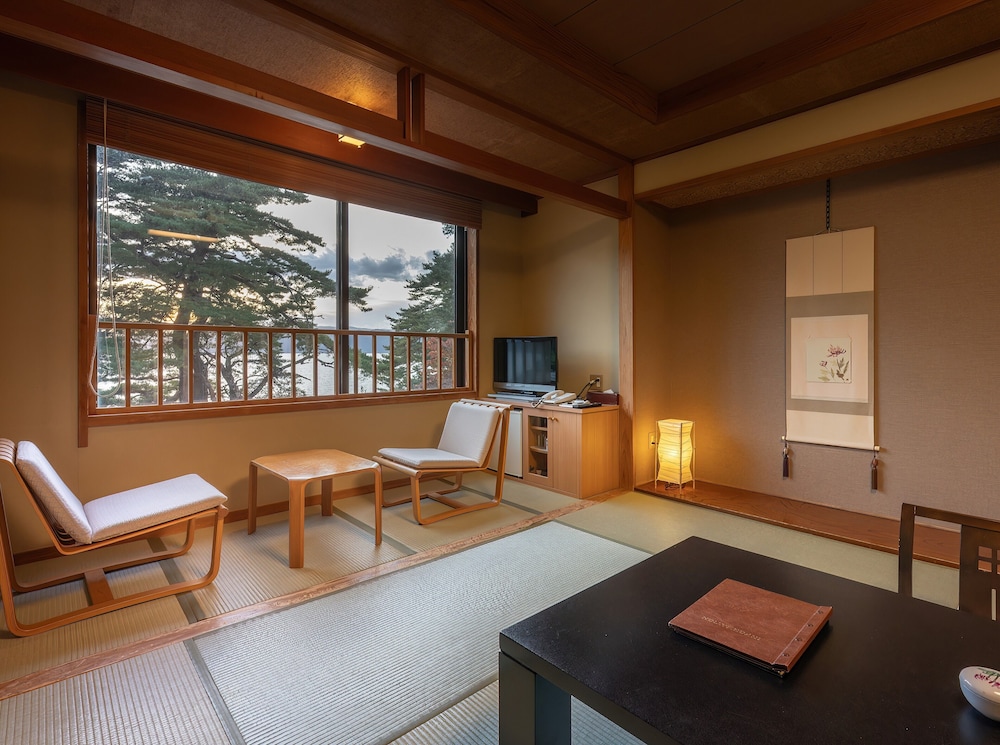 湖畔浪漫の宿かたくりの花 秋田