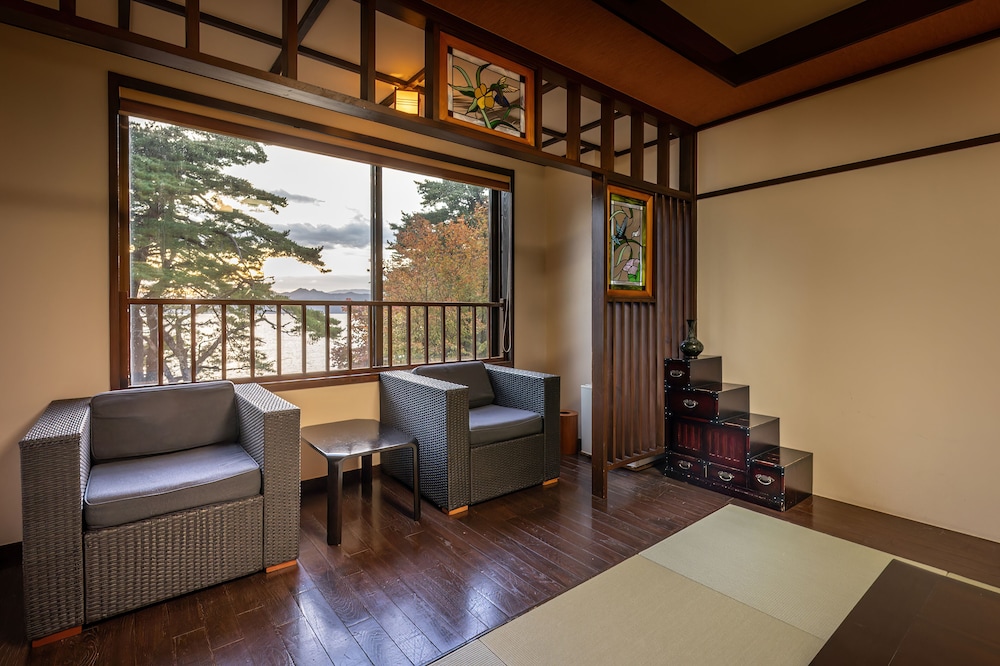 湖畔浪漫の宿かたくりの花 秋田