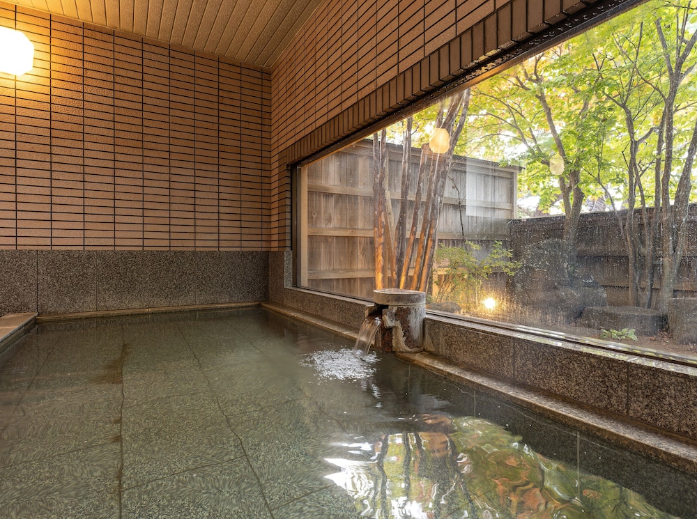 湖畔浪漫の宿かたくりの花 秋田