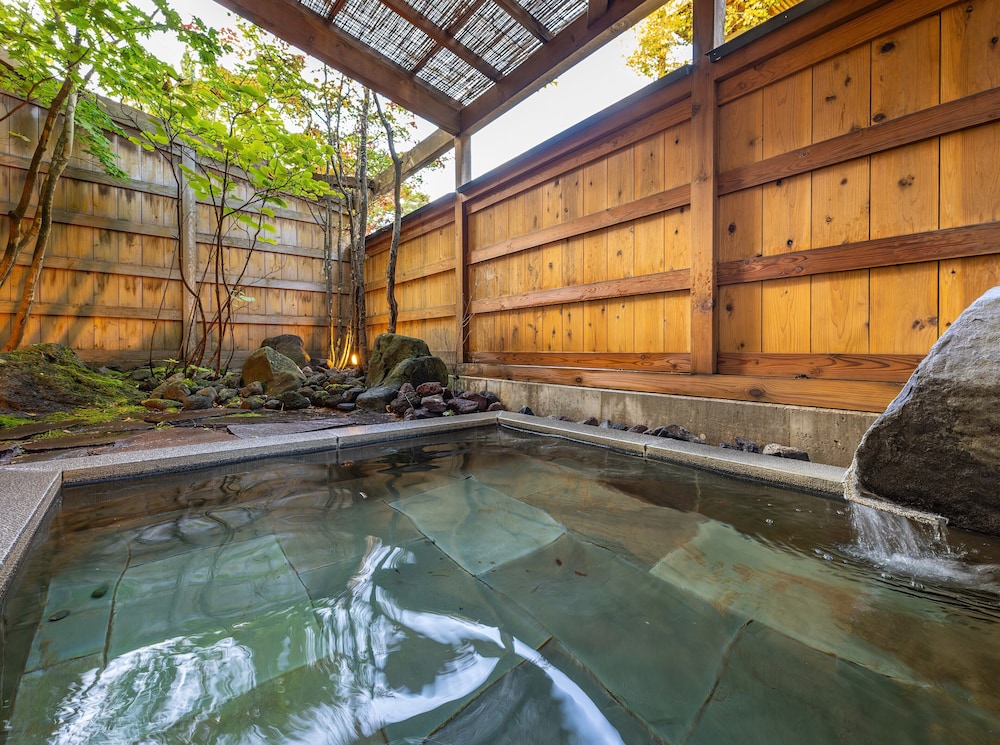 湖畔浪漫の宿かたくりの花 秋田