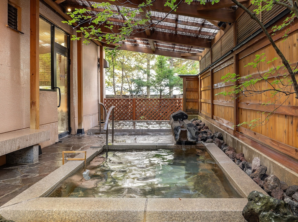 湖畔浪漫の宿かたくりの花 秋田