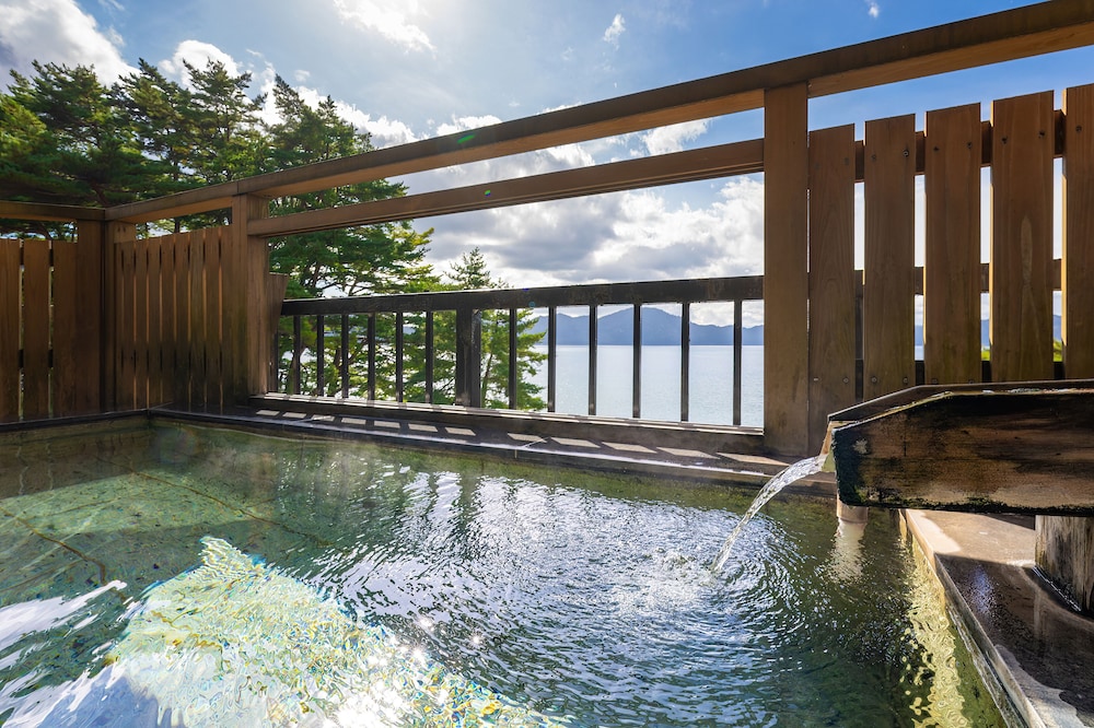 湖畔浪漫の宿かたくりの花 秋田