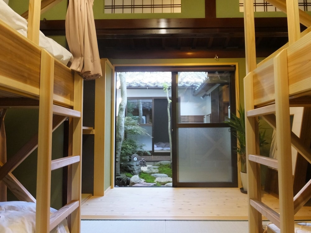 ゲストハウス 三日市 小松