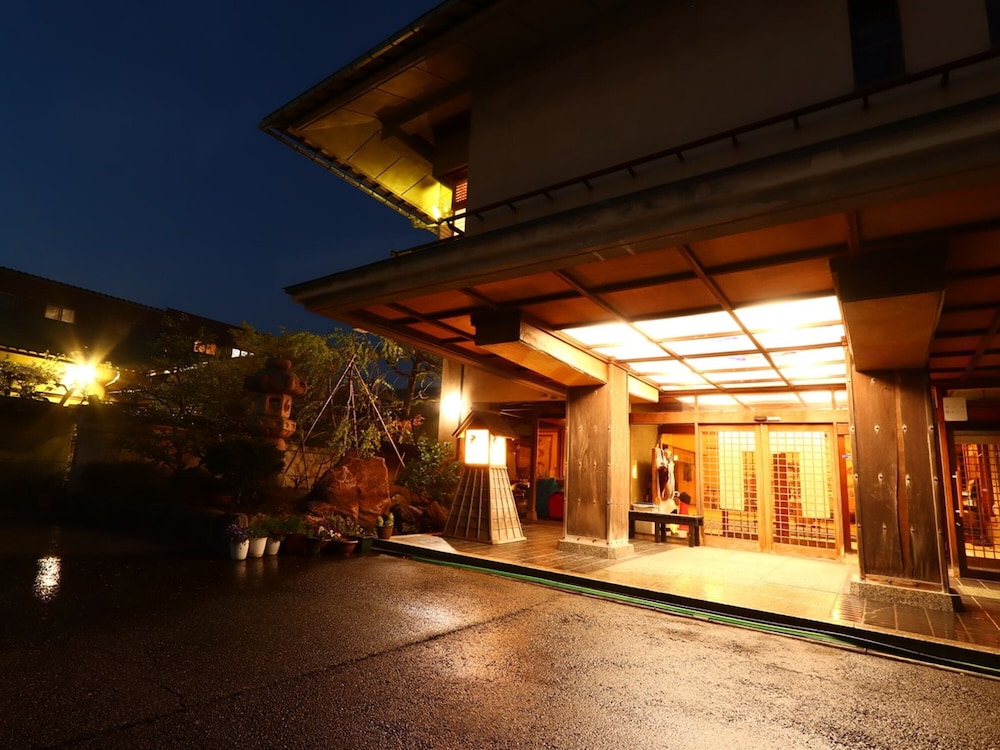 数寄屋風旅館からさわ 小松