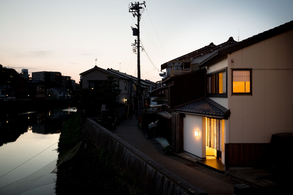 東山あり月 小松