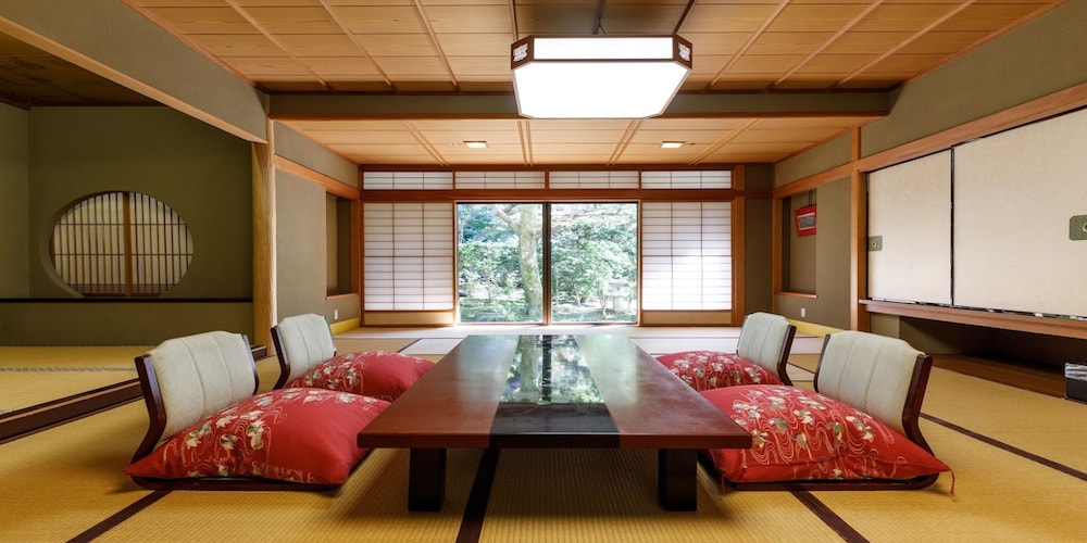 あわづ温泉喜多八 小松