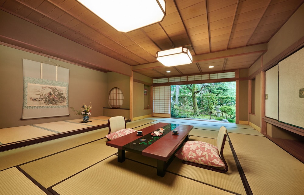 あわづ温泉喜多八 小松